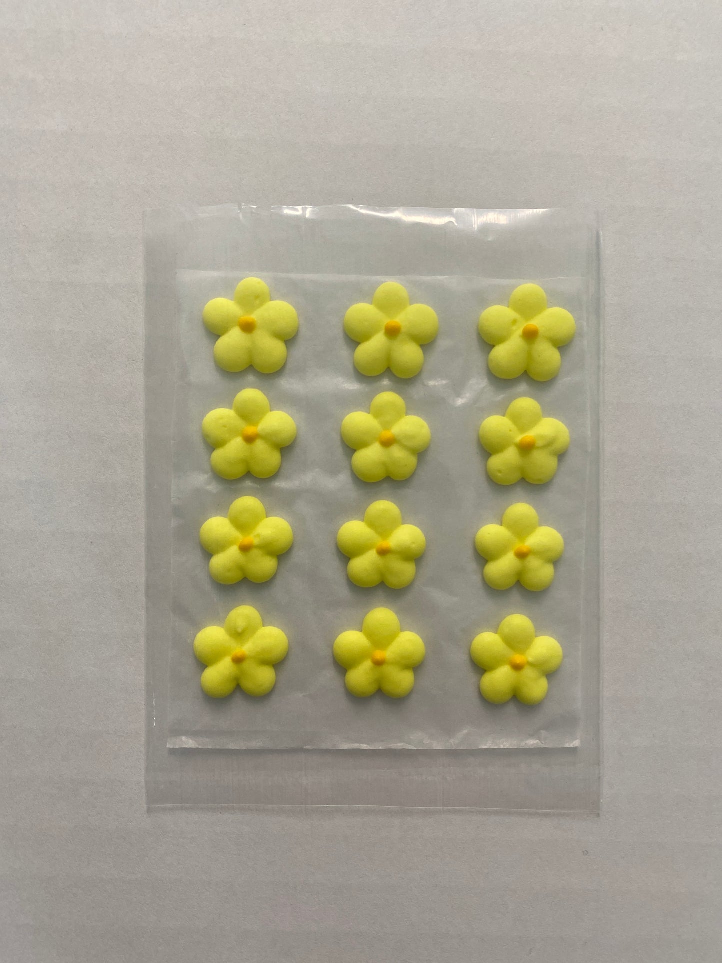 Royal Icing Drop Flower Yellow, 12 Pack